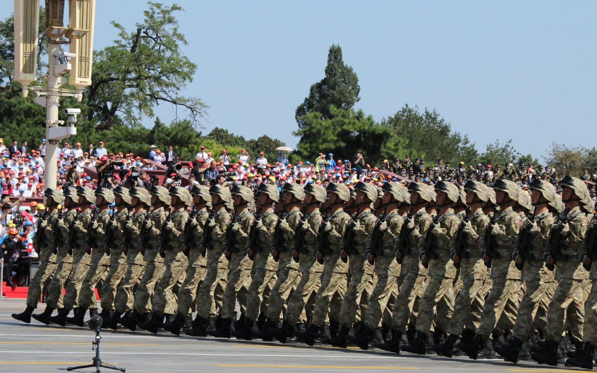 恩比德篮下脚步灵活连续打成高难度进攻，恩比德复出首战砍下24分8板2助3帽